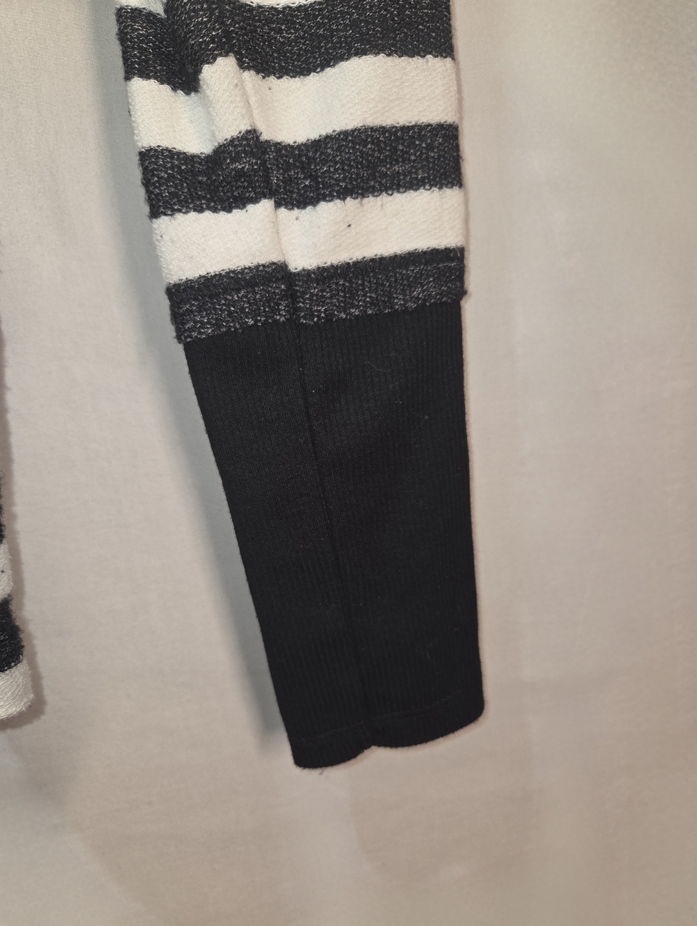 Y2k Striped Sz M Long Sleeve Sweater With Zipper Detail Long Cuff Grunge Goth - Picture 14 of 15